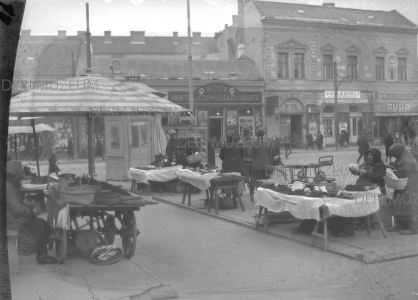 Paprikaárusok asztalai a Dégenfeld téri piacon, háttérben Bőde Gyula hentesüzlete a Csapó utca 8 alatt 1935 Horváth István felvétele