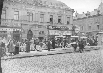 Liszt- és kenyérpiac a Dégenfeld téren (Dósa nádor tér) 1935 Horváth István felvétele