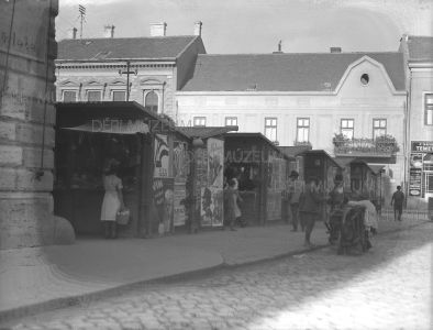 A Dégenfeld téri piac déli oldala, a Sas utca felől, vándorköszörűssel 1936. szeptember Piribauer István felvétele