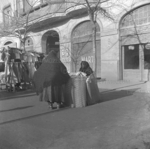 Gyolcsos asszony a Vásártéren 1939. december 12. Balogh István felvétele