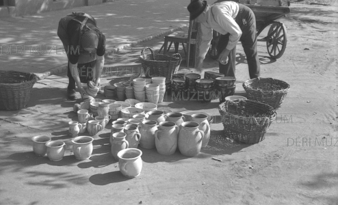 Berényi Imre fazekas mester kipakol feleségével a Hatvan utcai hetipiacon 1953. szeptember 1. Béres András felvétele