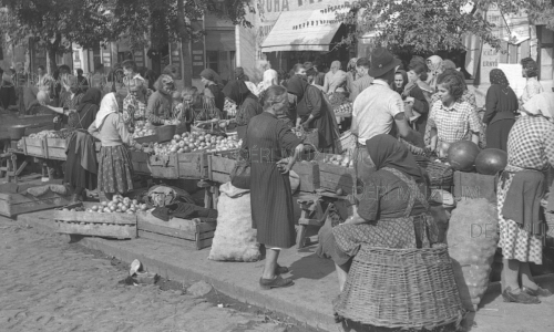 Gyümölcspiac a Csapó utcán 1953. szeptember 1. Béres András felvétele