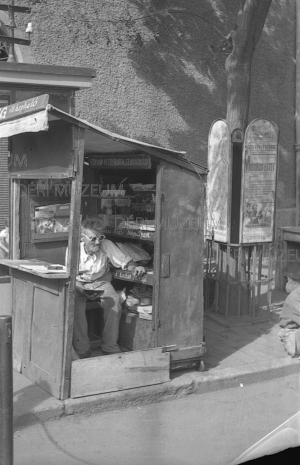 Újságárus a piacon a Csapó és Rákóczi utca sarkán 1953. szeptember 1. Béres András felvétele