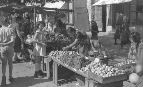 Gyümölcspiac a Csapó utcán 1953. szeptember 1. Béres András felvétele