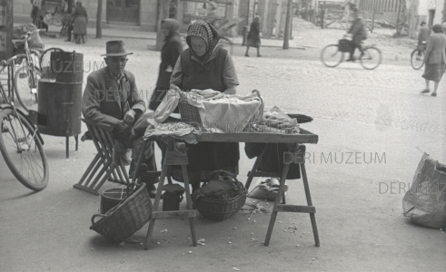 Pattogó-árus a Csapó utcán 1956. június Béres András felvétele