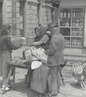 Pattogó-árus vásárlókkal a Csapó utcán 1956. június Béres András felvétele