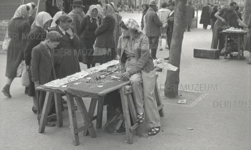 Piaci bazárosnő a Csapó utcán 1956. június Béres András felvétele