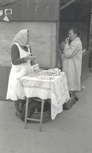 Pereces asszony a Dégenfeld téri piacon 1956. június Béres András felvétele