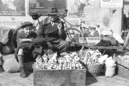 Játékárus a piacon, színezett gipszszobrokat árul 1952. július