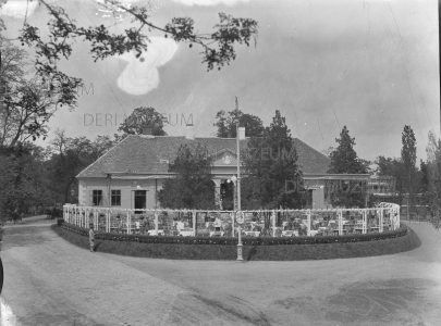 A nagyerdei Vigadó épülete szemből, kerthelyiséggel 1933 Kozmann Leó felvétele