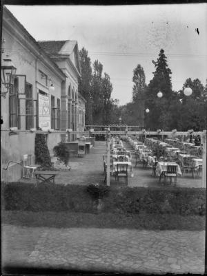 A nagyerdei Vigadó kerthelyisége 1933 Kozmann Leó felvétele