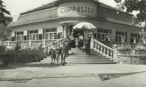 A Tóth (később Pálma) cukrászda a nagyerdőn 1947 ismeretlen fényképész felvétele