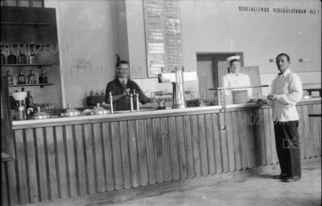 Az első Népbüfé az Arany Bikában 1949 Benkő László felvétele