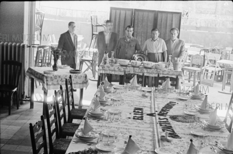 Terítési verseny a Bikában 1954. október Kányási István felvétele
