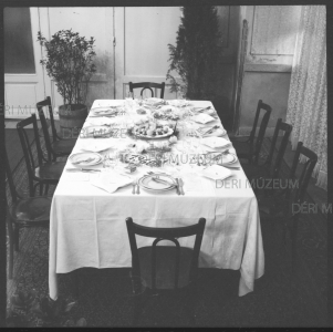 Terített asztalok az Arany Bika 250 éves ünnepségén rendezett kiállításon 1960 Faragó István felvétele