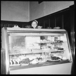 Cukrászpult az Arany Bikában 1960 Faragó István felvétele