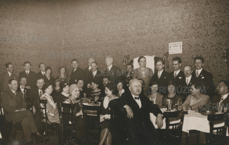 Vidám társaság egy debreceni sörözőben 1930-as évek ismeretlen fényképész felvétele