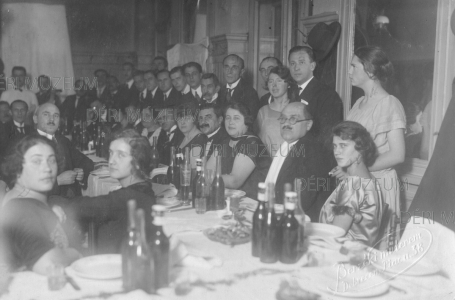 Ünneplő közönség az Angol Királynő még átalakítás előtti Bunda termében, az Ady-emléktábla avatásakor 1924. november 30. Berzéki Sándor felvétele