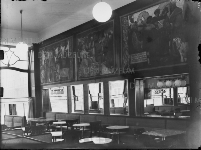 Az Angol Királynő étterem kávéháza modern berendezéssel, márványasztalokkal, tükrökkel és Haranghy Jenő debreceni történelmi eseményeket ábrázoló festett faliszőnyegeivel 1933 Kozmann Leó felvétele