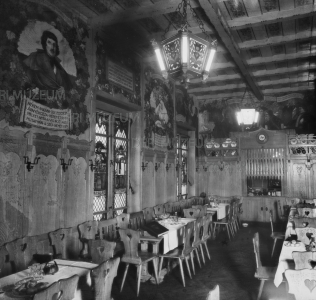 Az Angol Királynő étterem Bunda terme, Haranghy Jenő Csokonai-falképeivel és csárdát idéző népies berendezéssel 1933 Kozmann Leó felvétele