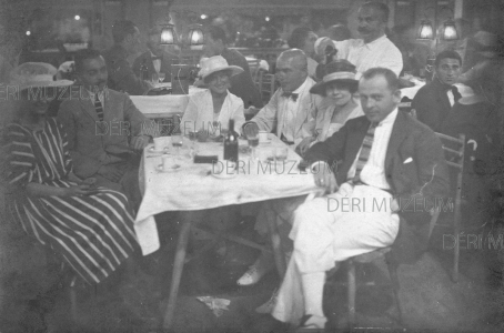 Ismeretlen társaság debreceni vendéglőben vagy kerthelyiségben, terített asztal körül 1920-as évek eleje Ruzicska műterem felvétele