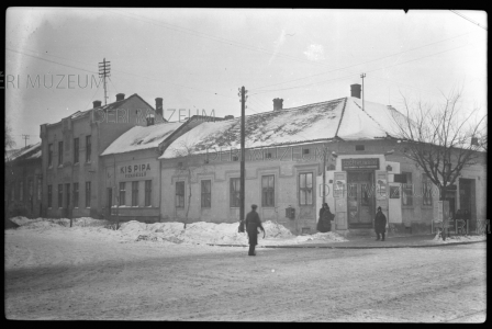 A régi Kispipa vendéglő a Kossuth utcán 1942. január 30. Benkő László felvétele
