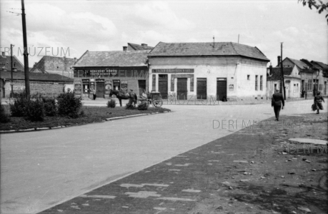 Vojth Simon sörözője a Petőfi téren 1949. máj. 15. Sőregi János Debrecen