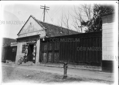 Ház a Nyíl utcán ház üzletté alakított portállal, benne Böőr József italmérése 1930-as évek Ecsedi István felvétele