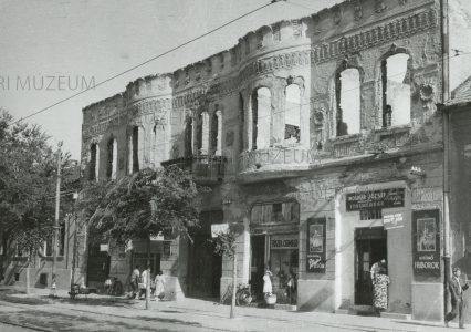 A Hatvan utca 70 szám alatti romos ház, a földszinten Molnár József korlátlan italmérésével 1947 Benkő László felvétele
