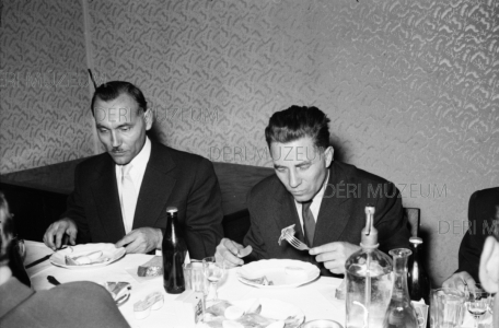 Gulyás György karnagy és Jávor Nándor tanácselnök a Kodály-uzsonnán a Járműjavítóban 1959 Faragó István felvétele
