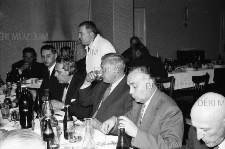 Ádám Jenő zeneszerző vendégek között a Kodály-uzsonnán a Járműjavítóban 1959 Faragó István felvétele