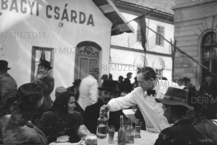 „Áldomás a jó vásár után”: pincér a vendégekkel a Hortobágyi csárda pavilonjának asztalainál az Őszi vásáron, a Rózsa utcán 1953. október 10-11. ismeretlen fényképész felvétele