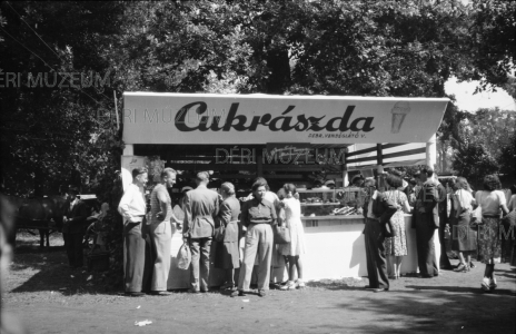 Cukrászda a nagyerdei vidámvásáron 1954. augusztus Benkő László felvétele