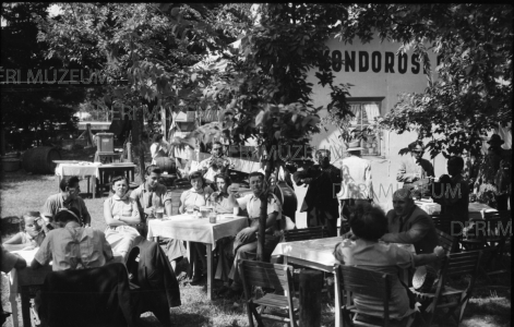 A Kondorosi csárda pavilonja a nagyerdei vidámvásáron 1954. augusztus Benkő László felvétele