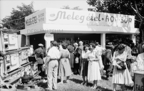 Melegétel-pavilon a harmadik vidámvásáron a Nagyerdőn 1955. augusztus Benkő László felvétele