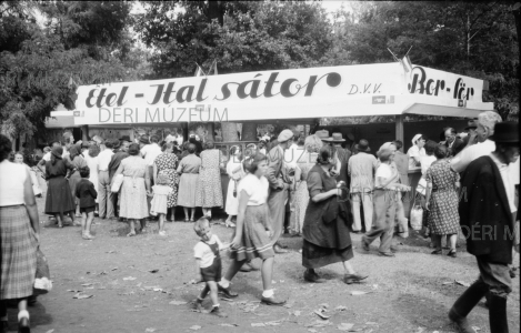 Veendéglátó pavilon a harmadik vidámvásáron a Nagyerdőn 1955. augusztus Benkő László felvétele