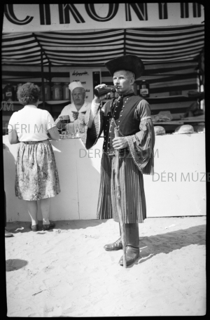 Fazekas Ferenc csordás a lacikonyhánál a Hidivásáron 1966 Béres András felvétele