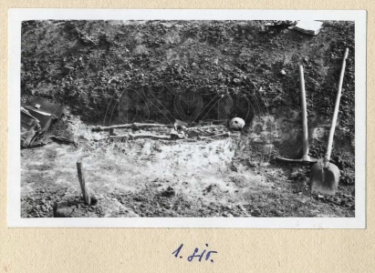 Árpád-kori sír bontása. Hortobágy–Árkus (1959-1960)