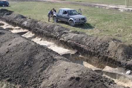 Keskeny nyomvonalas feltárás a Hortobágyi Nemzeti Park területén. Balmazújváros–Kisszeg I. (2007) (Fotó: Rák Rezső)