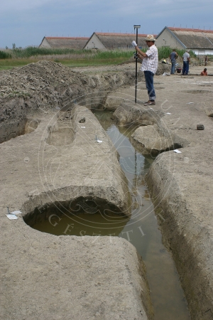 A kibontott régészeti objektumok bemérése a pontos helymeghatározáshoz. Berettyóújfalu–Kis-Andaháza 2. (2011)
