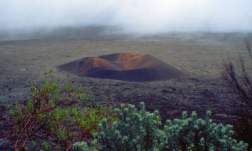 Parazitakráter a vulkán oldalában Fotó: Mező Szilveszter, 2003