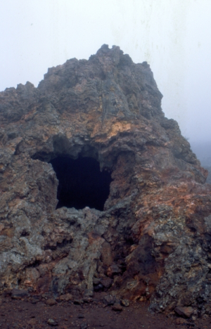 Vulkanikus salakkúp, belsejében lávabarlanggal Fotó: Mező Szilveszter, 2003