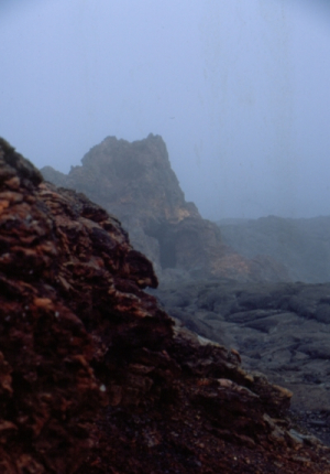 A lávabarlang beszakadt északi oldala Fotó: Mező Szilveszter, 2003