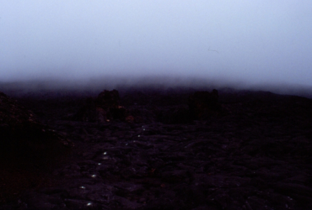 A vulkán ködbe és felhőbe burkolózó magasabb régiójában már csak a sziklákra festett fehér jelek segítettek a tájékozódásban Fotó: Mező Szilveszter, 2003