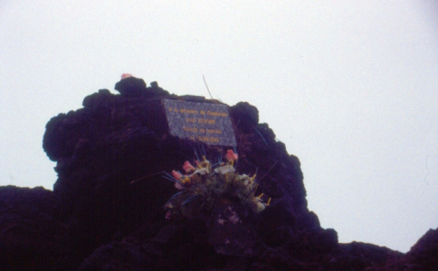 Egy szerencsétlenül járt turista síremléke a vulkánon Fotó: Mező Szilveszter
